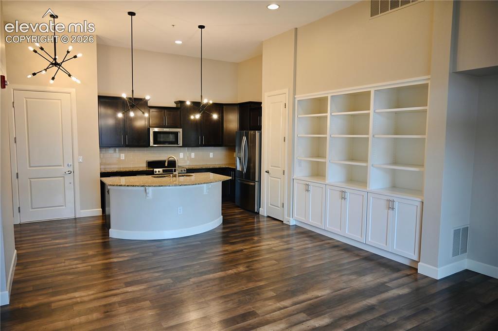 Image 7 of 14: Kitchen