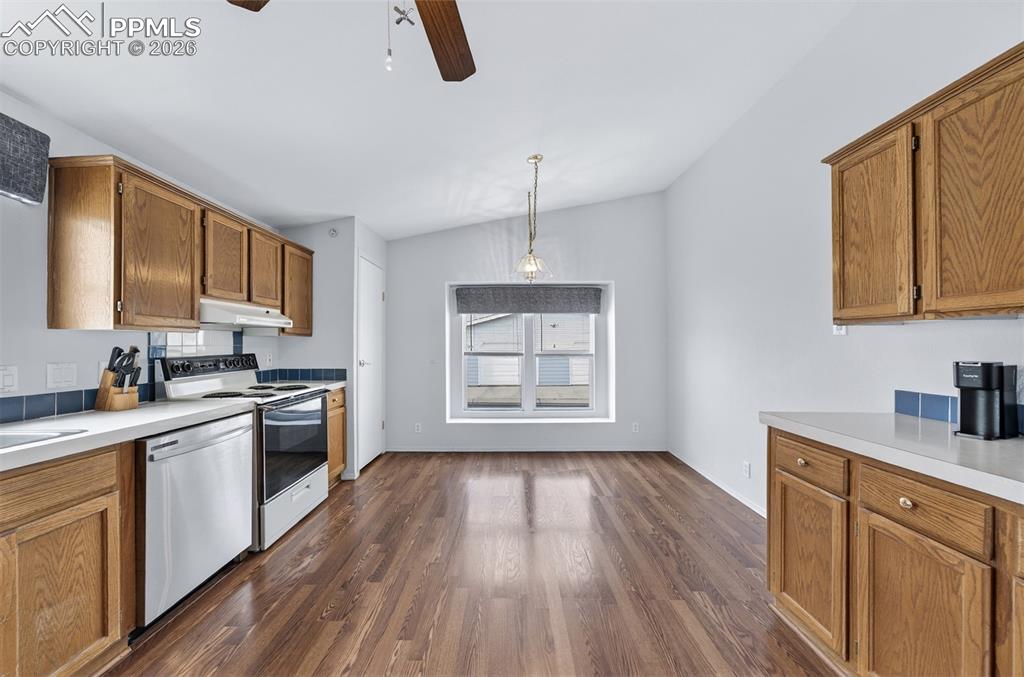 Image 15 of 40: Kitchen