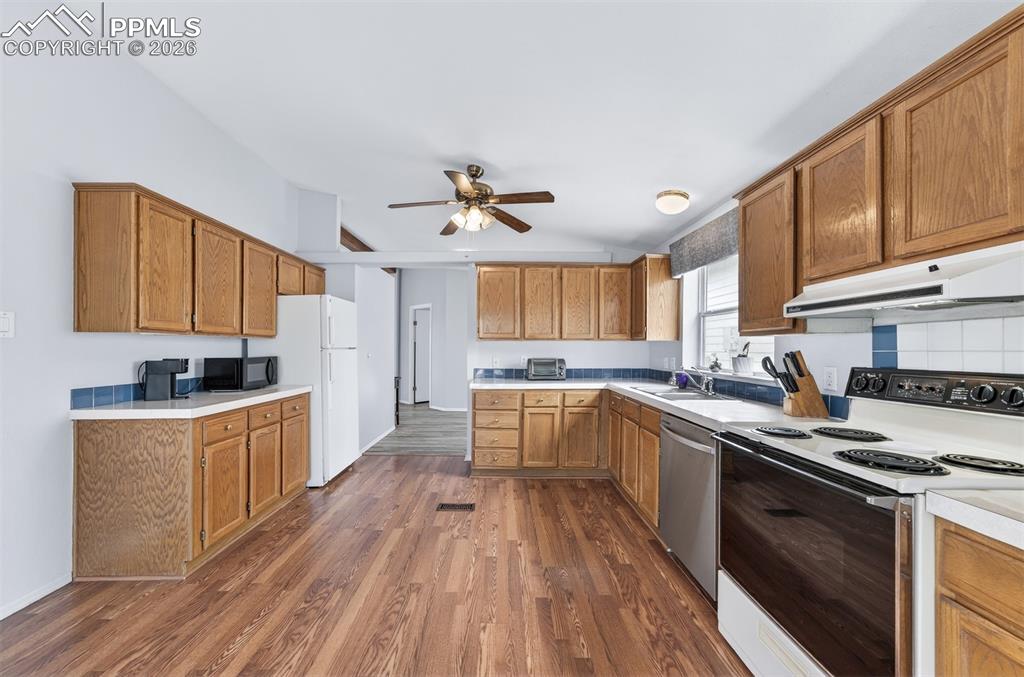 Image 16 of 40: Kitchen