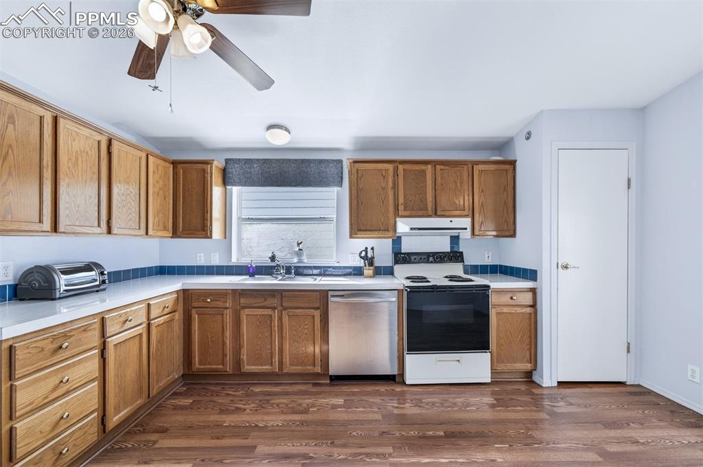 Image 17 of 40: Kitchen