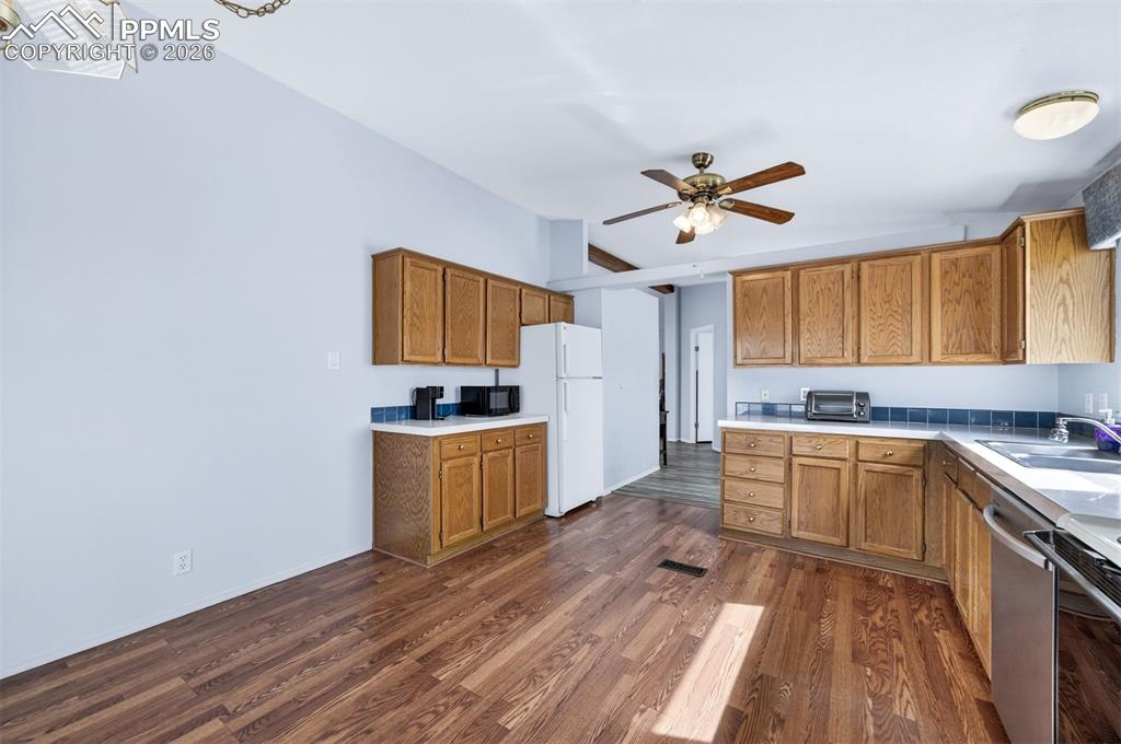 Image 18 of 40: Kitchen