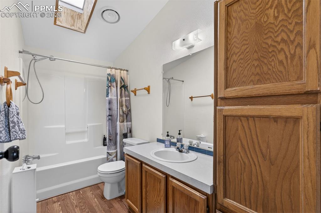 Image 25 of 40: Bathroom