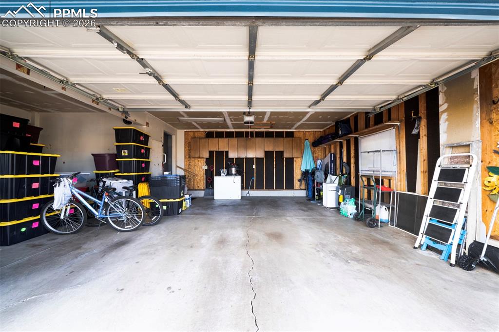 Image 34 of 40: oversized with workshop/storage 