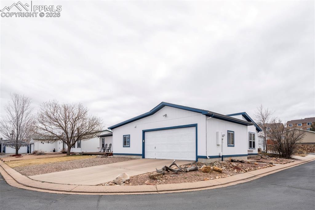 Image 5 of 40: Side of Structure