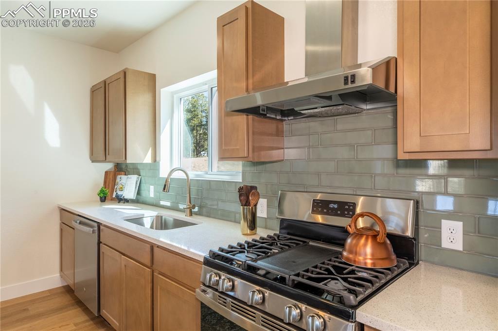 Image 12 of 30: Kitchen