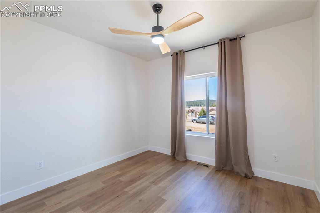 Image 23 of 30: Bedroom