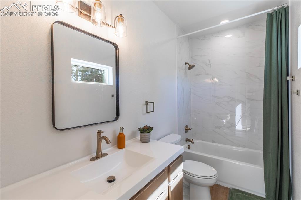 Image 25 of 30: Bathroom