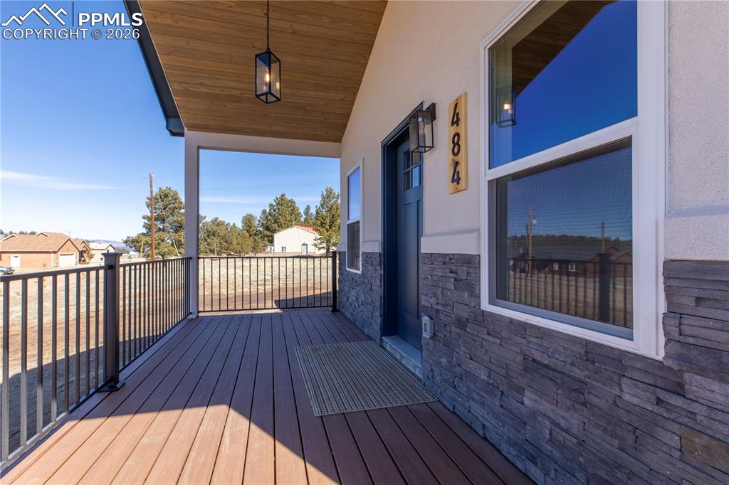 Image 26 of 30: Deck