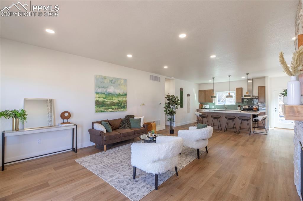 Image 5 of 30: Great Room