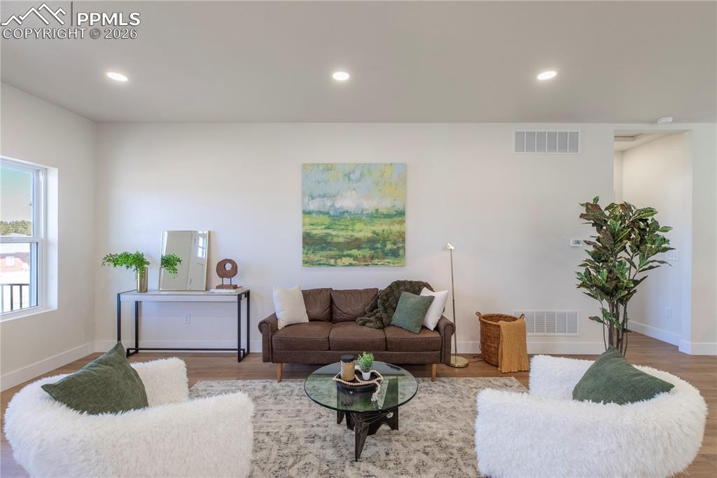 Image 7 of 30: Great Room