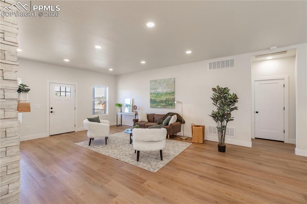 Image 8 of 30: Great Room