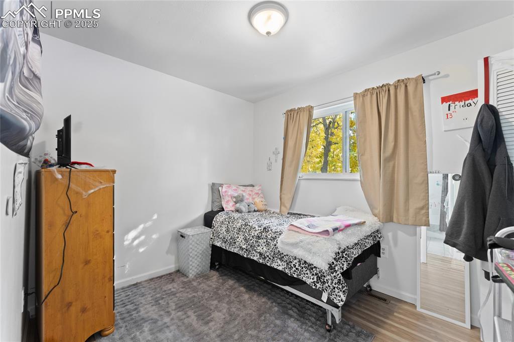 Image 15 of 30: Bedroom