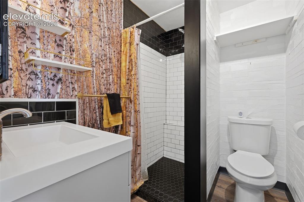 Image 16 of 31: Bathroom