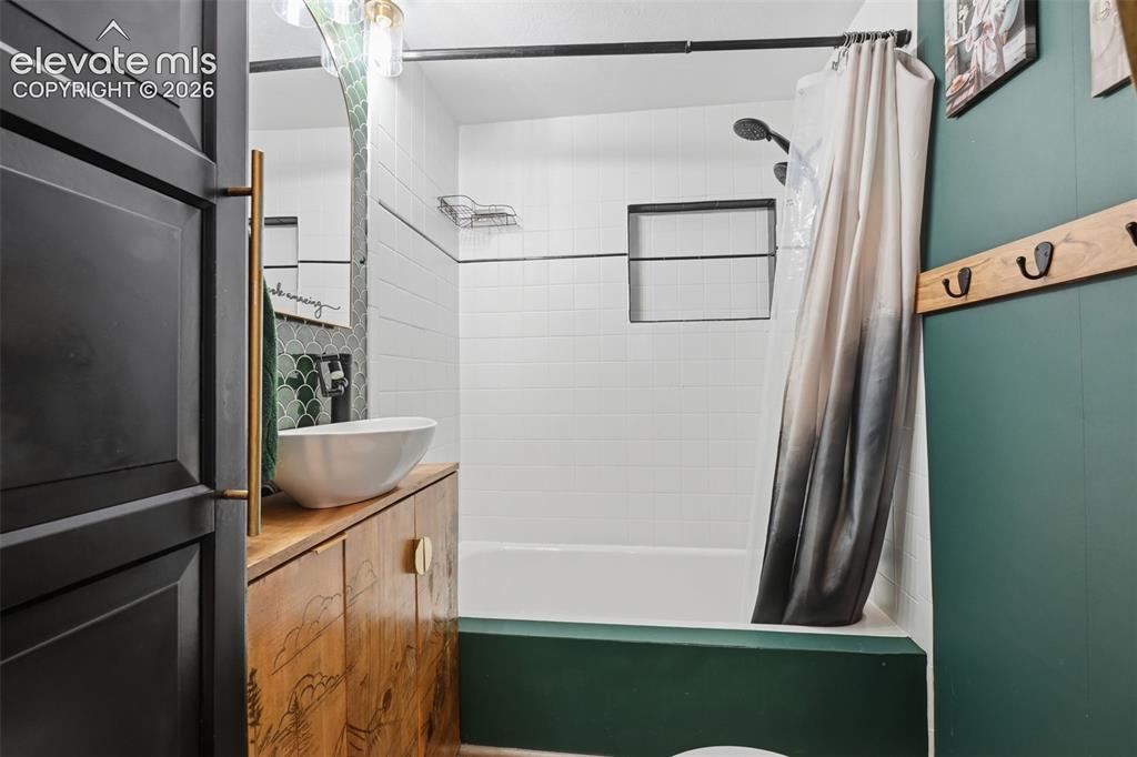 Image 18 of 31: Bathroom