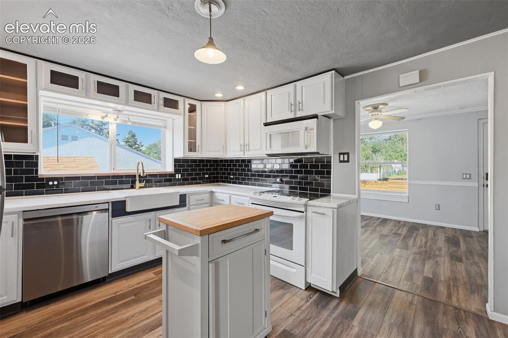 Image 7 of 31: Kitchen