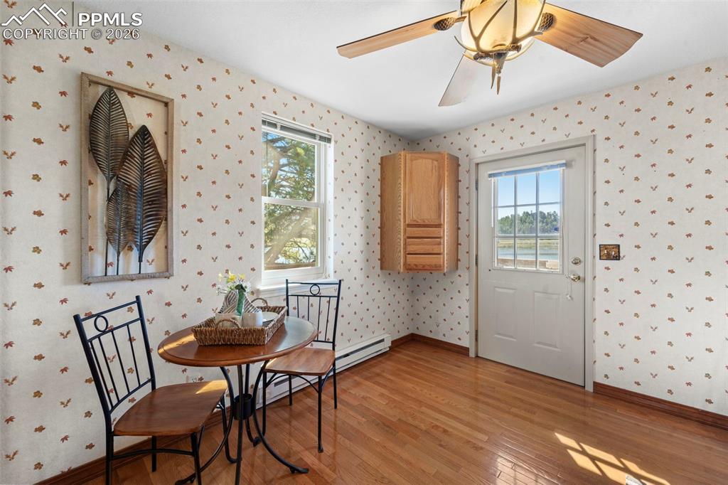 Image 11 of 50: Dining Area