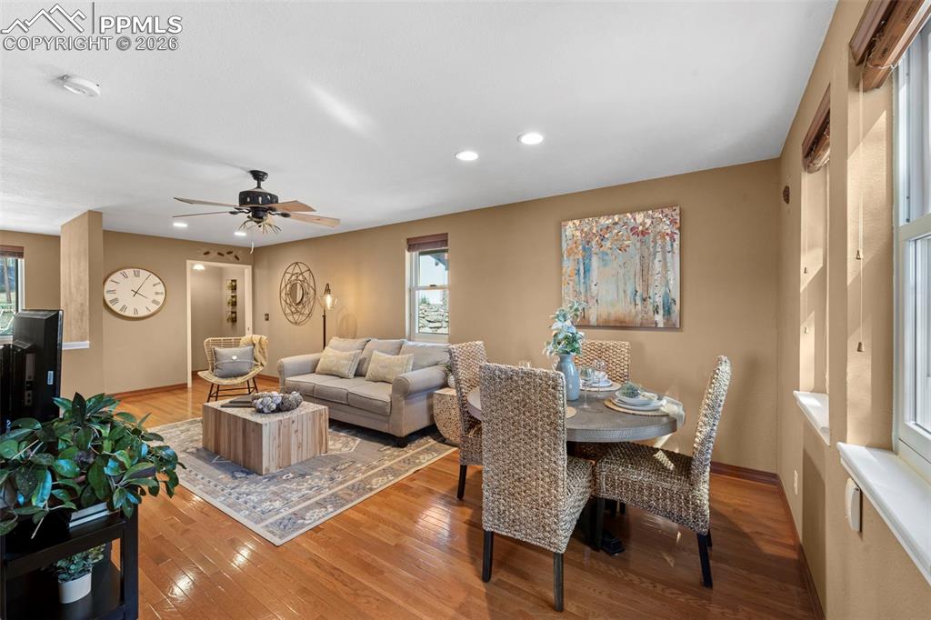 Image 14 of 50: Dining Area