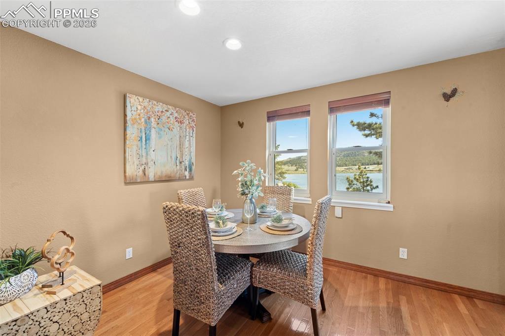 Image 15 of 50: Dining Area