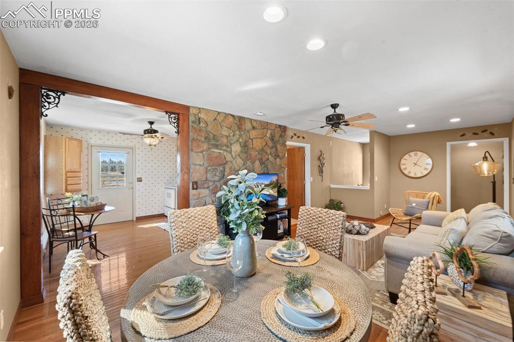 Image 16 of 50: Dining Area