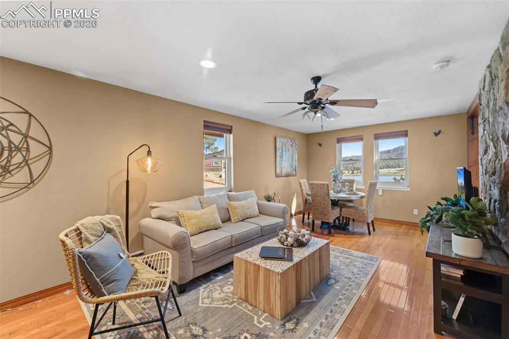 Image 18 of 50: Living Room