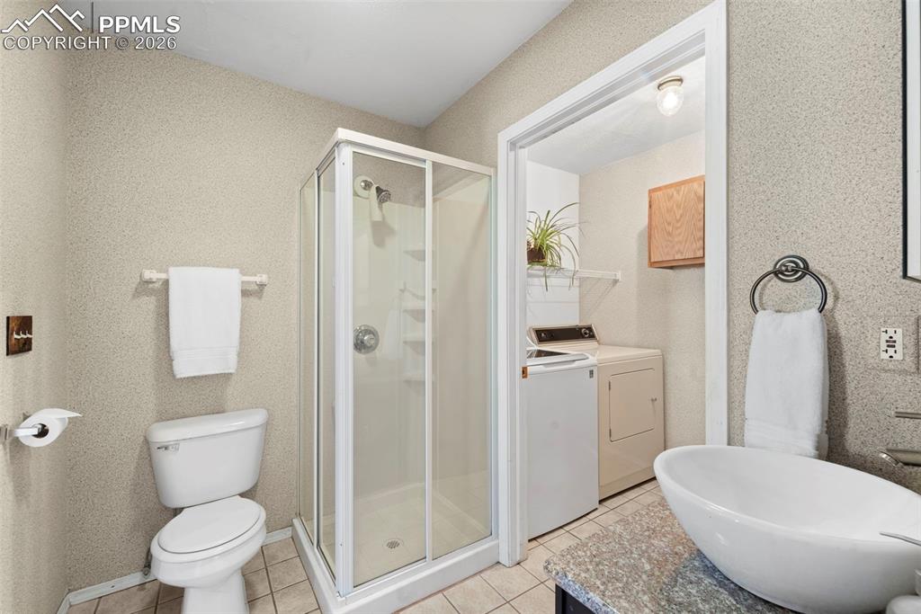 Image 38 of 50: Bathroom