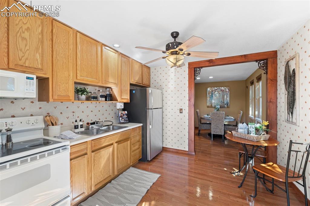 Image 8 of 50: Kitchen