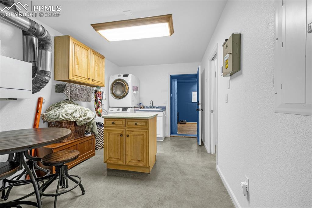 Image 12 of 35: Kitchen