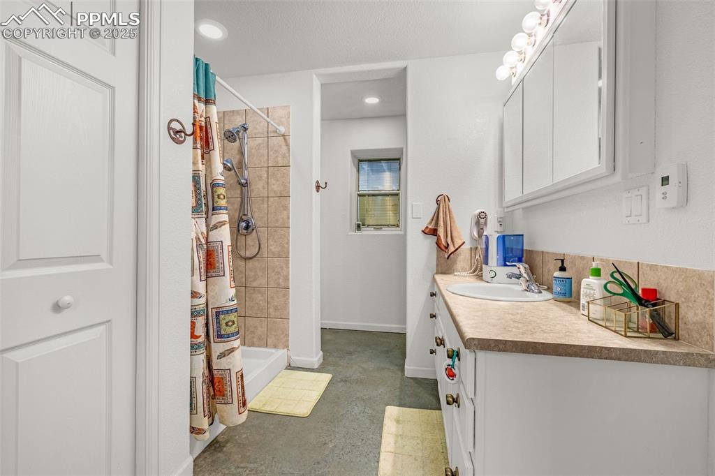 Image 17 of 35: Bathroom