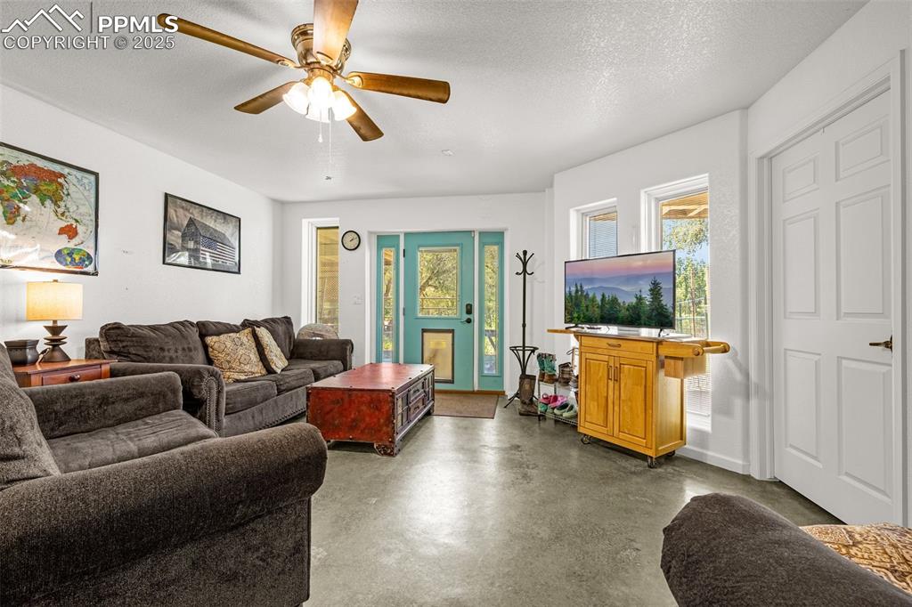 Image 18 of 35: Living Room