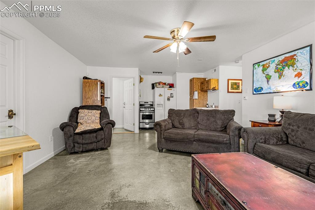 Image 19 of 35: Living Room