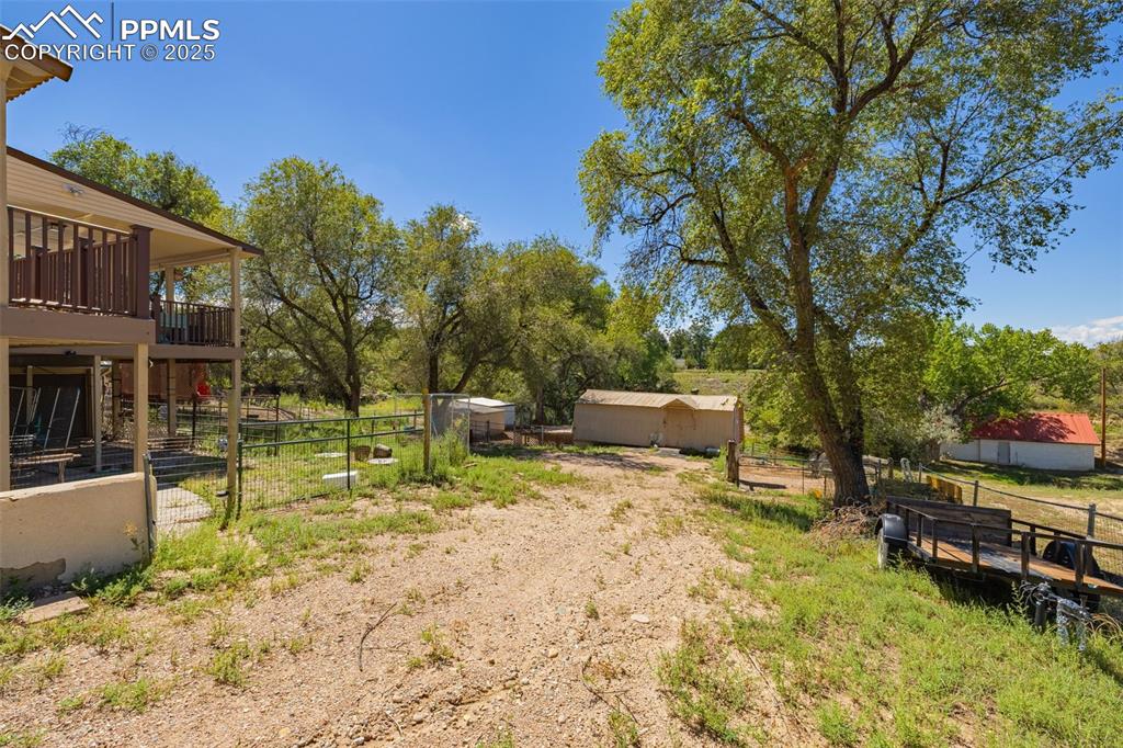 Image 20 of 35: Yard