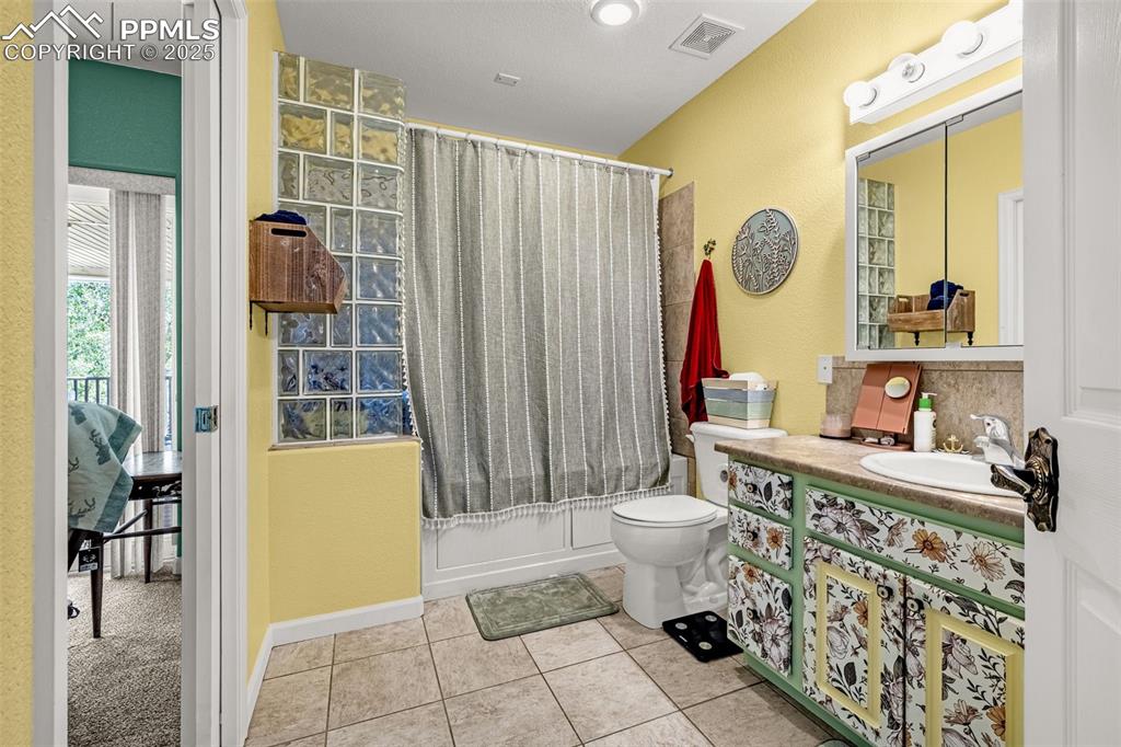 Image 8 of 35: Bathroom