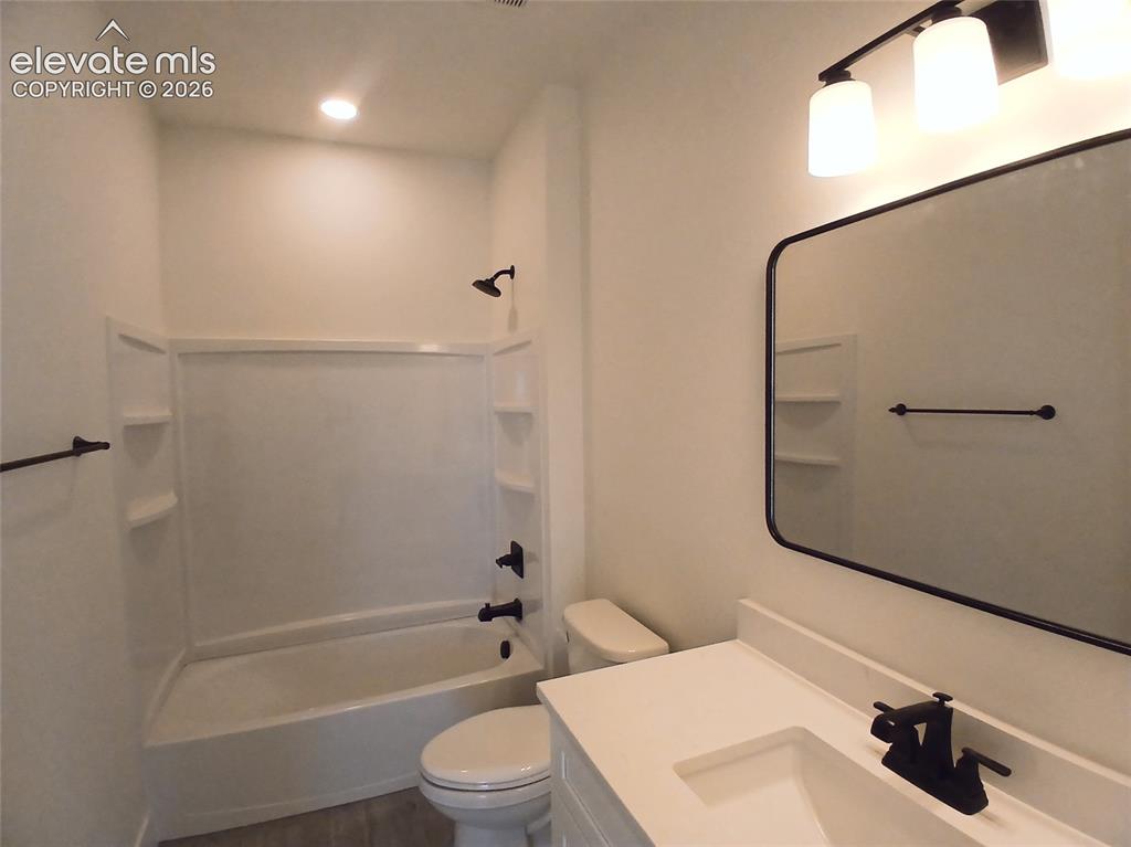 Image 19 of 33: Main Bath
