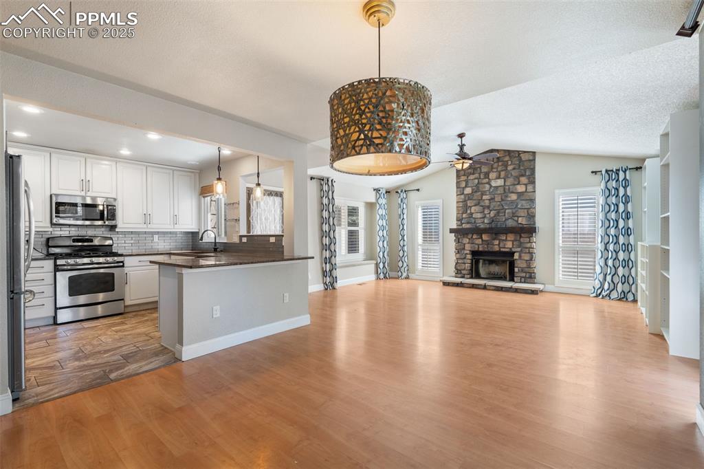 Image 10 of 49: Dining Area