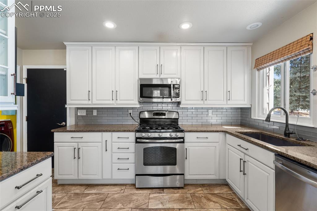 Image 13 of 49: Kitchen