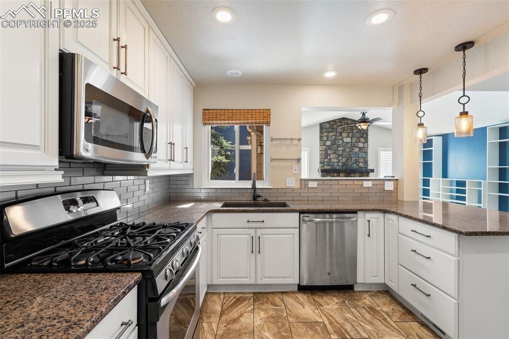 Image 14 of 49: Kitchen