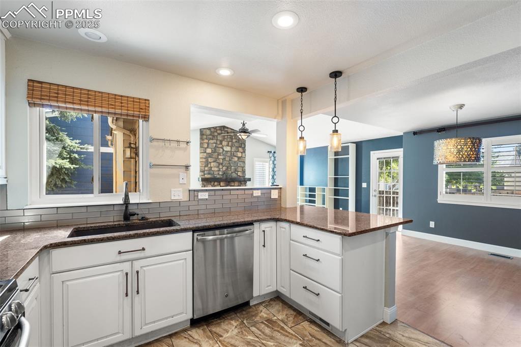 Image 15 of 49: Kitchen