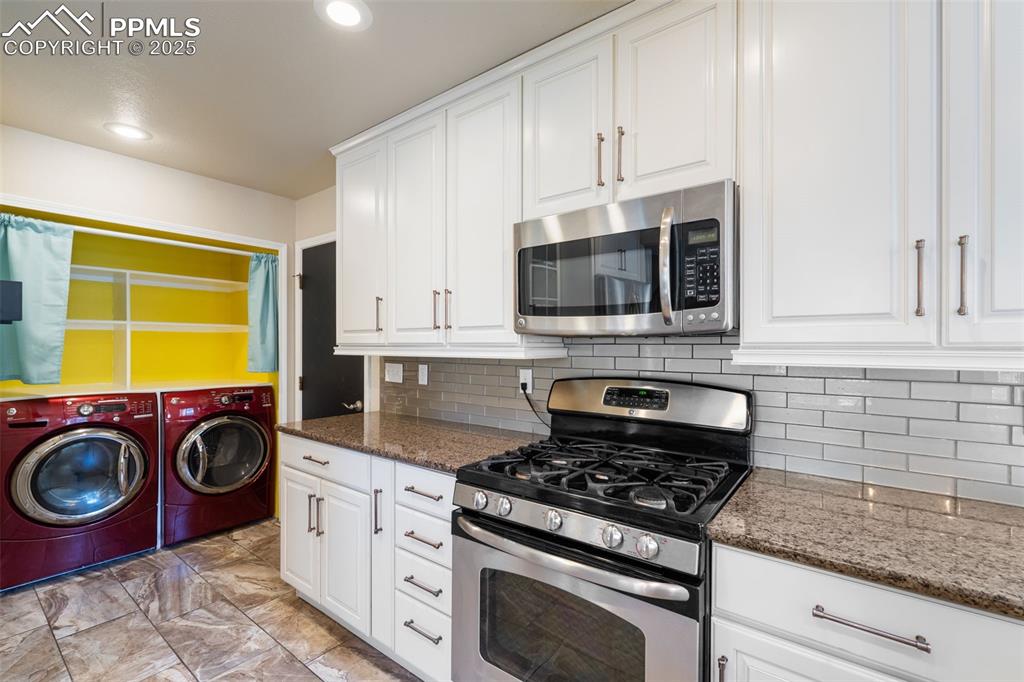 Image 17 of 49: Kitchen