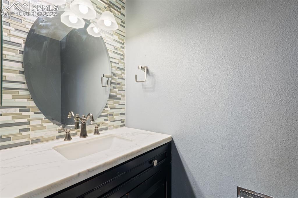 Image 18 of 49: Bathroom