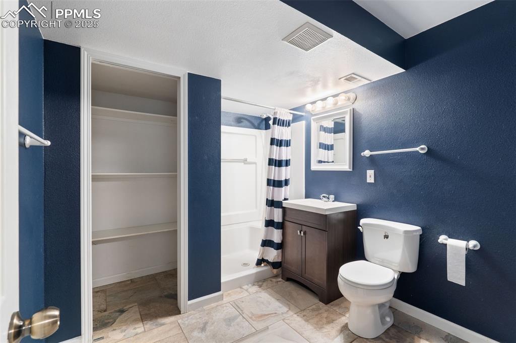 Image 34 of 49: Bathroom