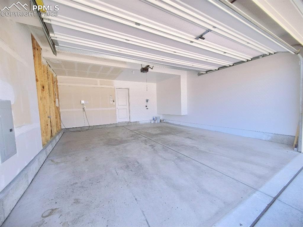 Image 26 of 42: Garage