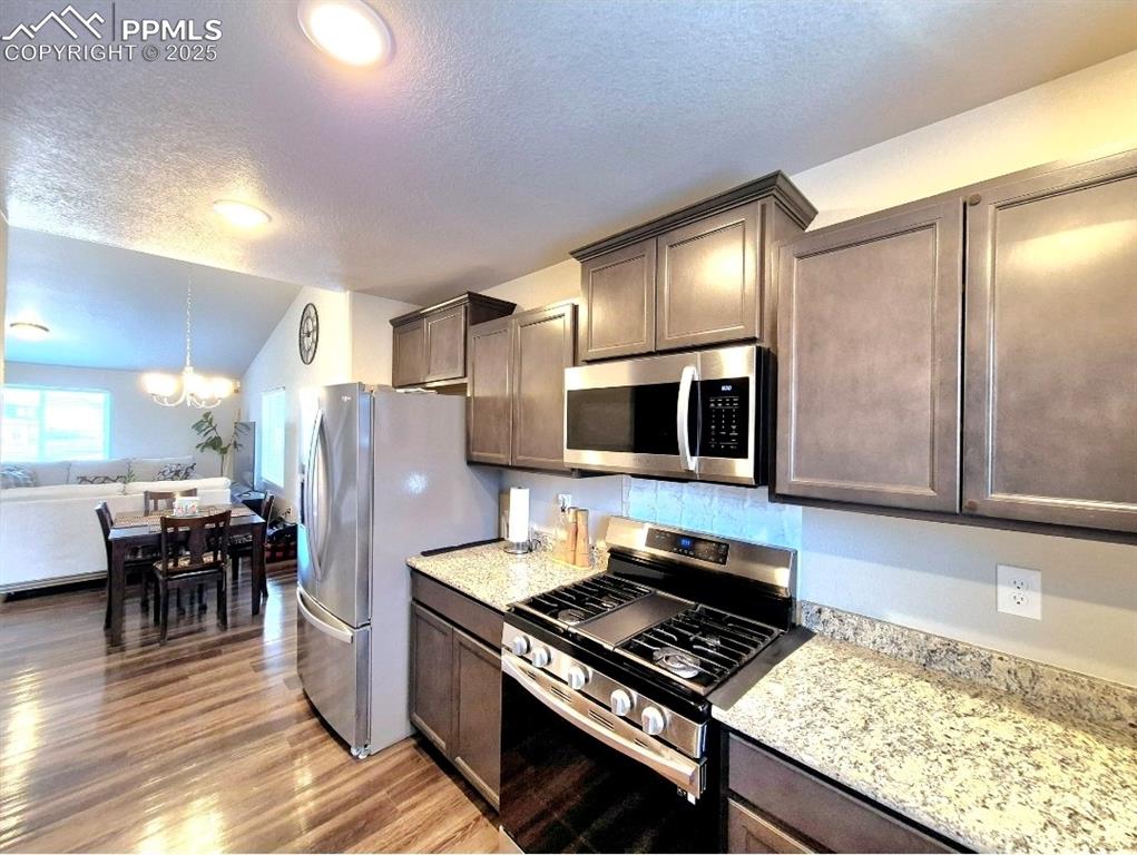 Image 31 of 42: Kitchen
