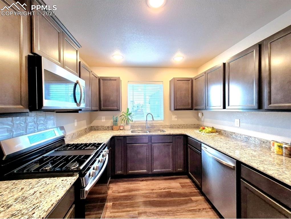 Image 32 of 42: Kitchen