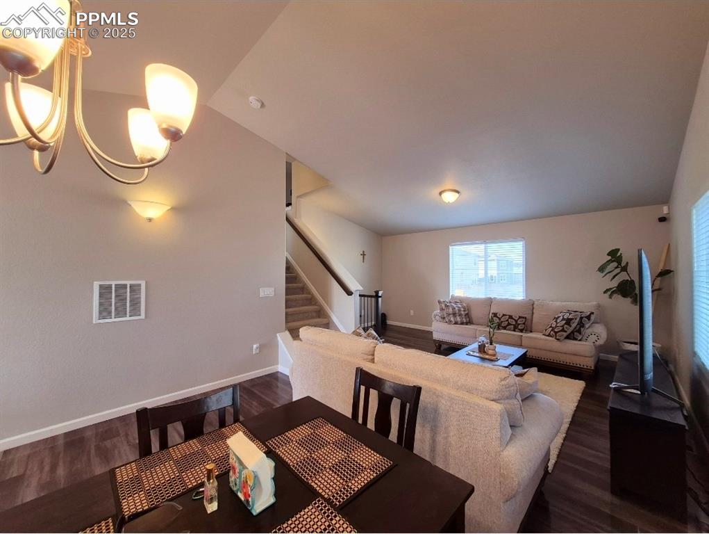 Image 33 of 42: Dining Area