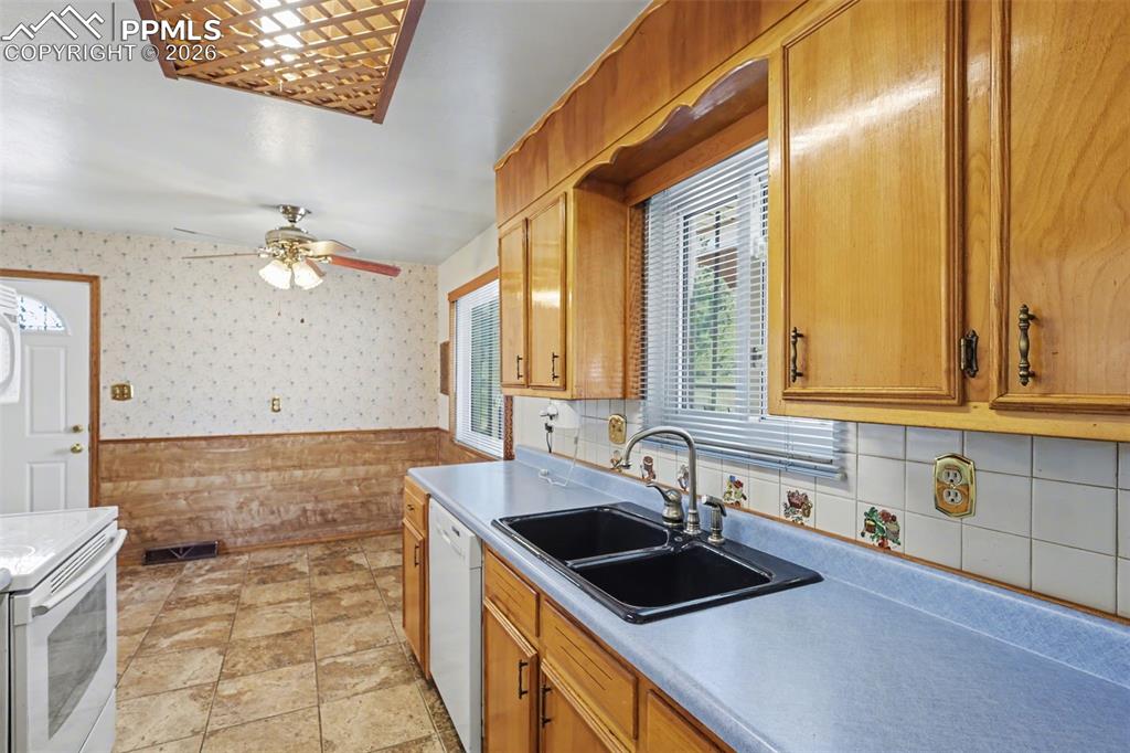 Image 14 of 49: Kitchen