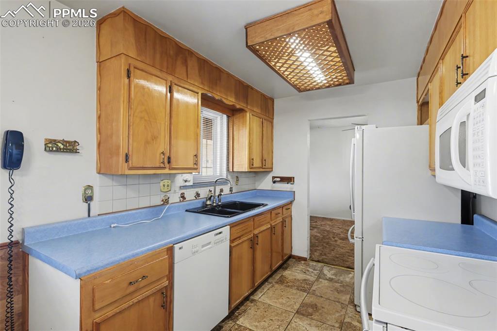 Image 15 of 49: Kitchen
