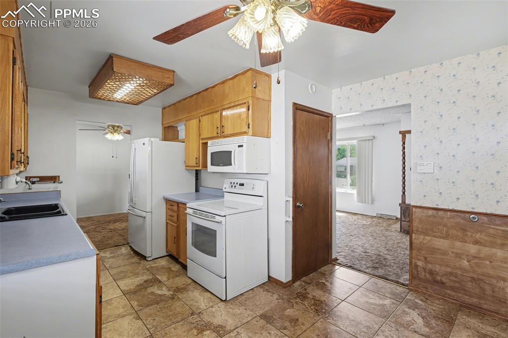 Image 16 of 49: Kitchen