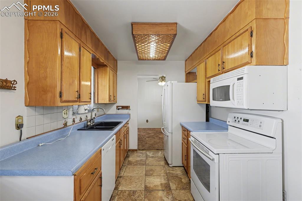 Image 17 of 49: Kitchen