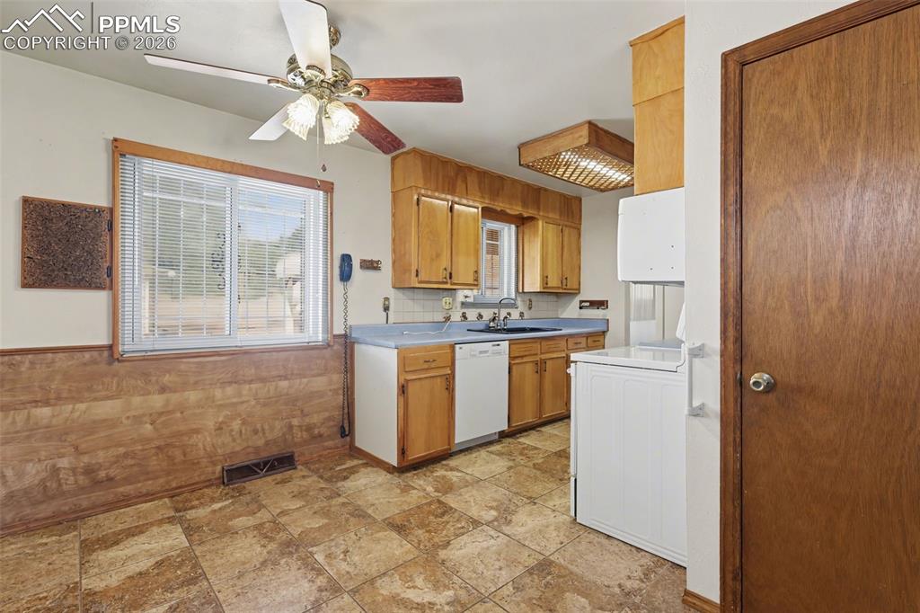 Image 18 of 49: Kitchen