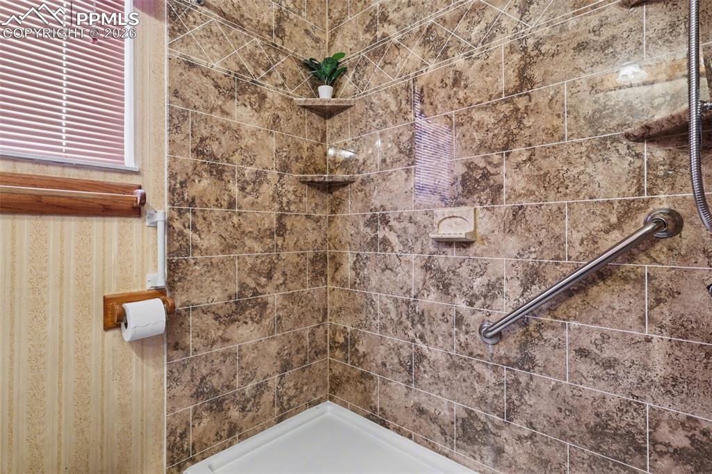 Image 21 of 49: Bathroom